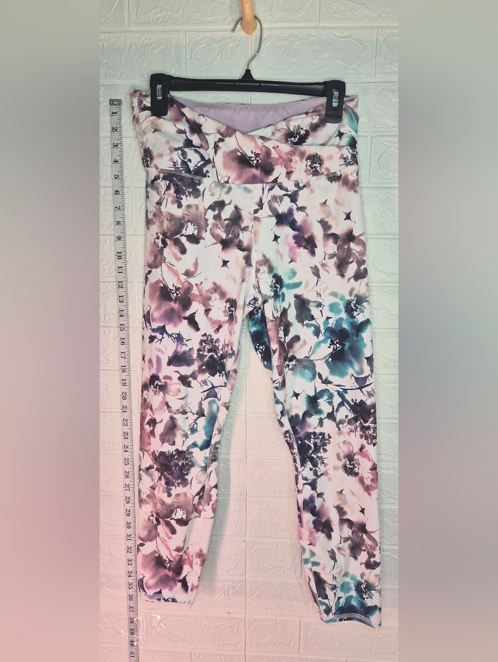 dip brand Active Womens  High V Rise lilac soft floral Leggings Size L